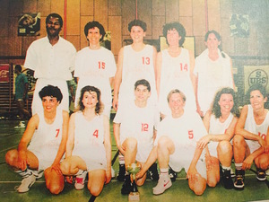 L'équipe féminine avec sa coupe